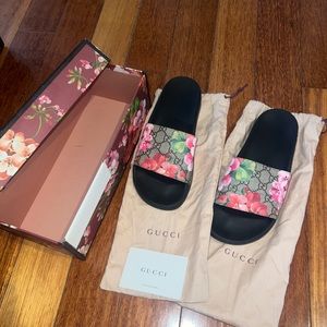 GG BLOOMS SUPREME FLORAL SLIDE SANDAL